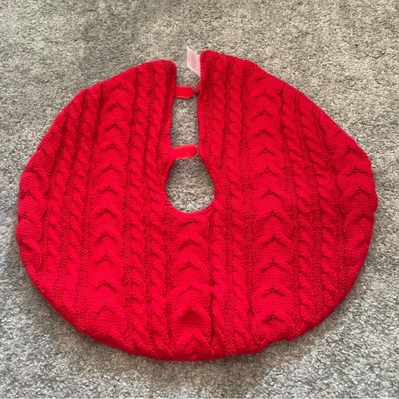 NWOT Mini Tabletop Red Cable Knit Tree Skirt - Picture 1 of 4